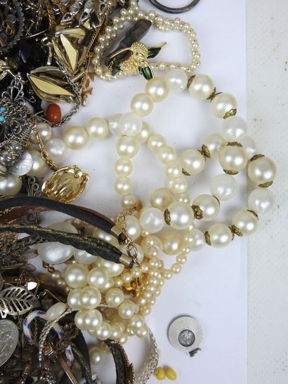 Important LOT BIJOUX FANTAISIE comprenant...