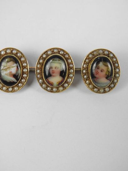 585/1000e gold brooch set with three porcelain...