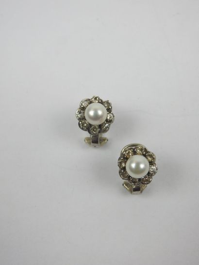 PAIR OF EARRINGS in 750/1000 white gold adorned...