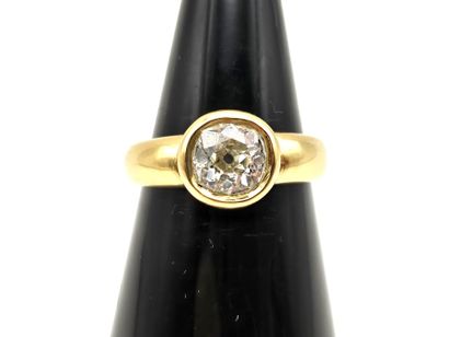 RING in 18K (750°/°°) yellow gold centered...