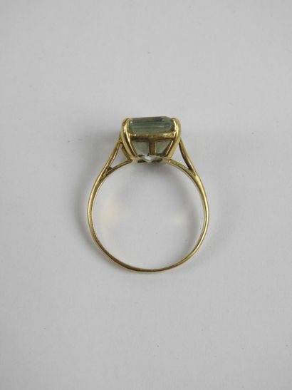 Yellow gold 750/1000th and aquamarine ring....