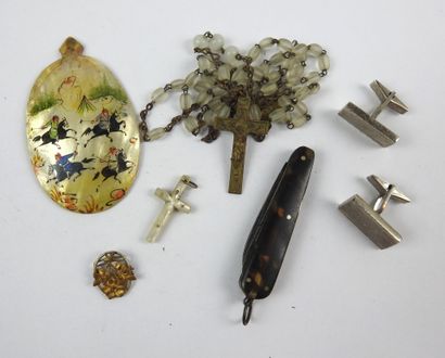 Mother-of-pearl MEDALLON decorated with a...