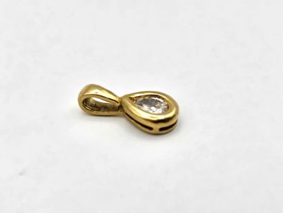 18K (750°/°°) yellow gold pendant set with...