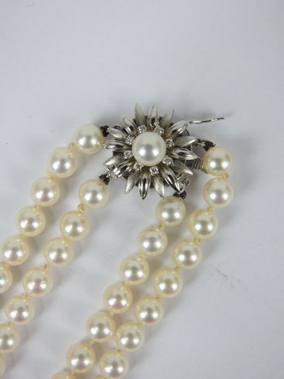 COLLAR of 131 cultured pearls on two rows,...