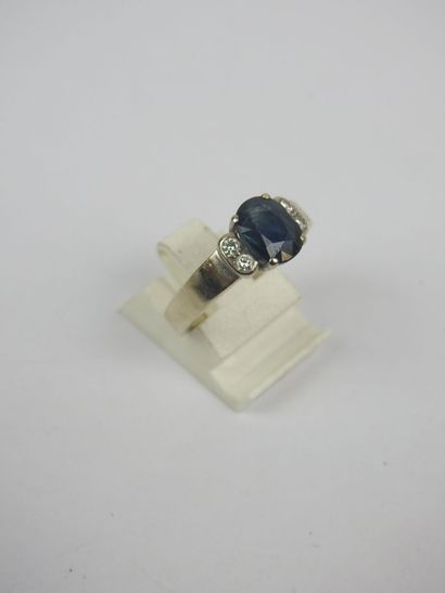 BAUGUE 750/1000 white gold set with an oval...