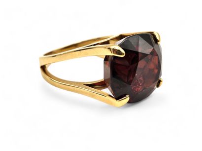 Important 750 thousandths yellow gold ring...