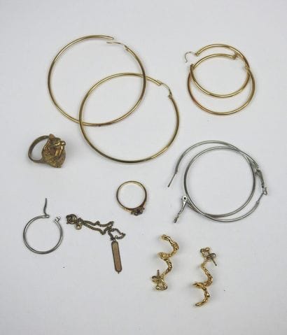 Lot of costume jewelry, creole earrings,...
