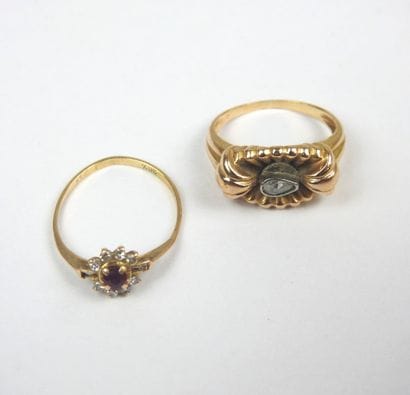 TWO RINGS in 750/1000th yellow gold and colored...