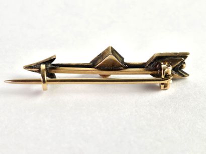 18K (750°/°°) yellow gold arrow brooch centered...
