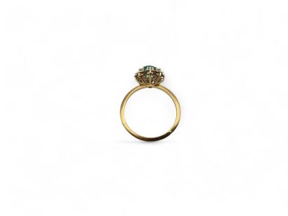 Yellow gold 750 thousandths daisy ring centered...