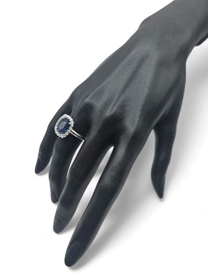 750 thousandths white gold pompadour ring...