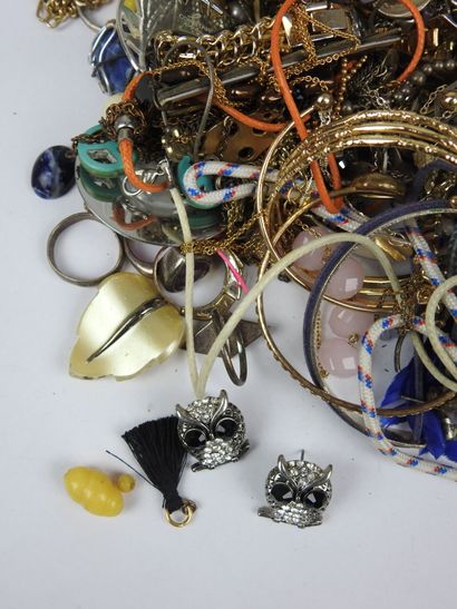 Important LOT BIJOUX FANTAISIE comprenant...