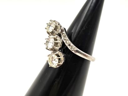 18K (750°/°°) white gold ring set with 3...