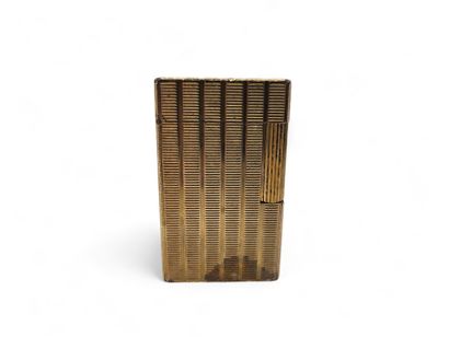 S.T DUPONT.
Striated guilloche gilt metal...