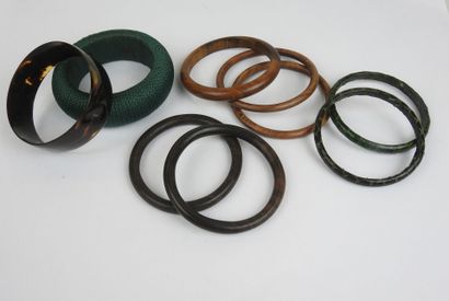Set of 8 bracelets: 4 in different types...