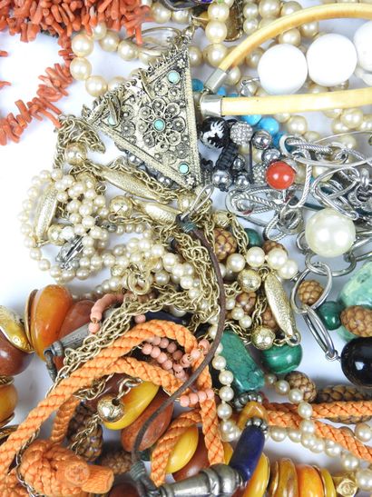 Important LOT BIJOUX FANTAISIE comprenant...