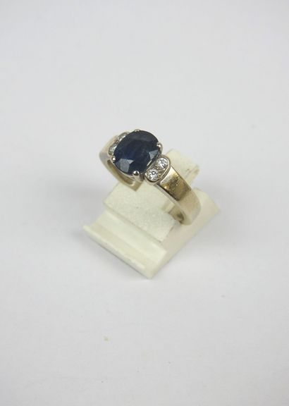 BAUGUE 750/1000 white gold set with an oval...