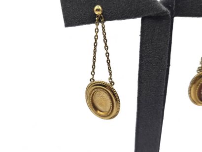 Pair of medallion earrings in 750 thousandths...