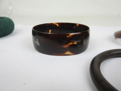 Set of 8 bracelets: 4 in different types...