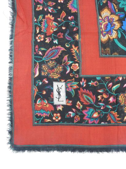 YVES SAINT LAURENT. Grand foulard imprimé....