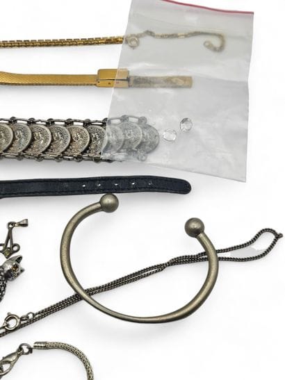 Lot of costume jewelry including watches,...