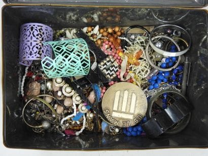 Important LOT BIJOUX FANTAISIE comprenant...