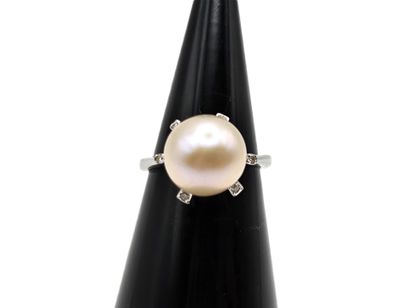 750 thousandth white gold flower ring centered...