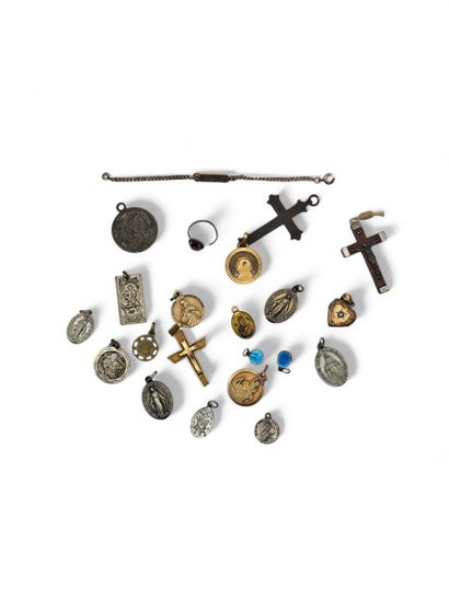 Lot of religious medals and crosses in silver,...