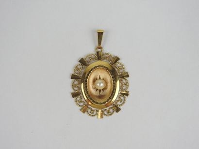 Pendant in 750 thousandths gold and pearl,...