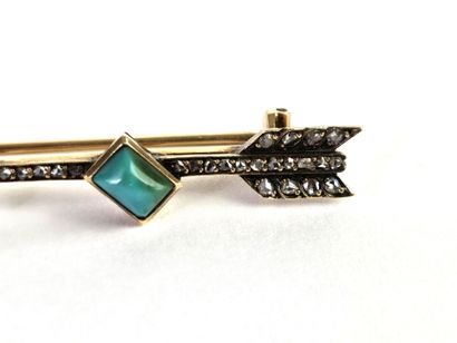 18K (750°/°°) yellow gold arrow brooch centered...