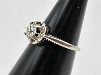 Solitaire ring in white gold (750°/°°) centered...