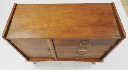 Work from the 50's
Stained oak veneer chest...