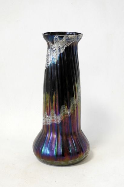 KRALIK Glasfabrik attributed to
Bulbous vase...