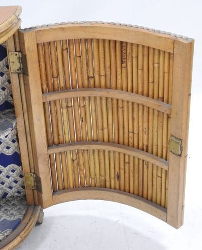 Work from the '50s
Half-moon-shaped bamboo...