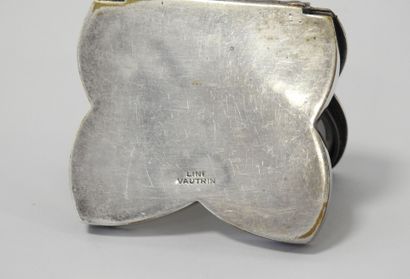 Line VAUTRIN (1913-1997)
Poudrier.
Silver-plated...