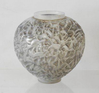 R. LALIQUE
Mistletoe