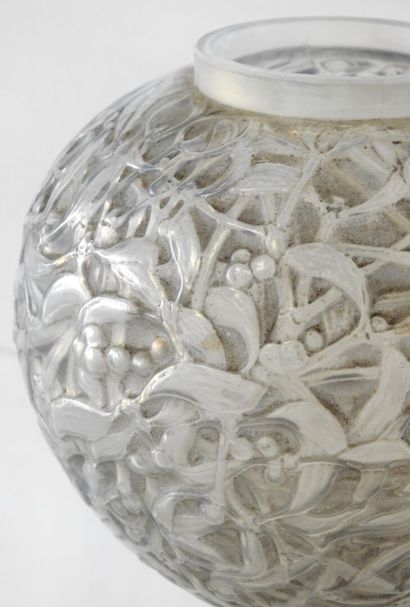 R. LALIQUE
Mistletoe