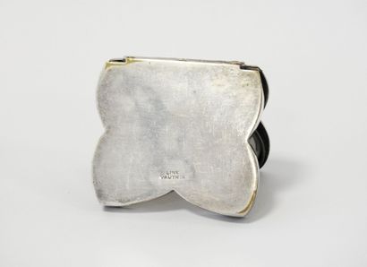 Line VAUTRIN (1913-1997)
Poudrier.
Silver-plated...