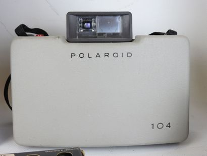 POLAROID: 2 cameras including EE33 Land Camera...