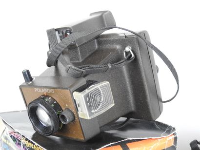 POLAROID: 2 cameras including EE33 Land Camera...