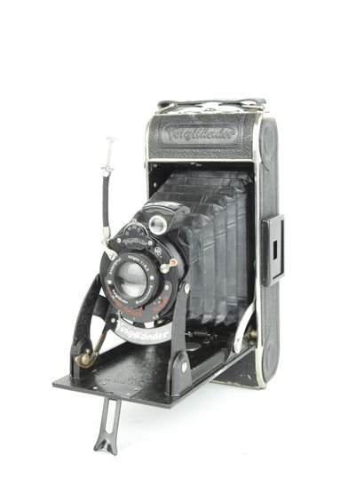 VOIGTLÄNDER: Bellows camera with Voigtar...