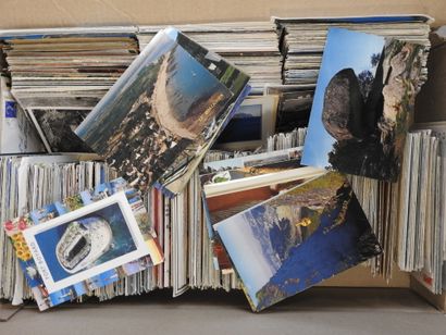 DIVERS : Environ 3600 cartes postales semi-modernes...