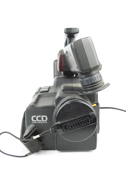 2 CAMERAS: CHINON 672 Autozoom Super 8. In...