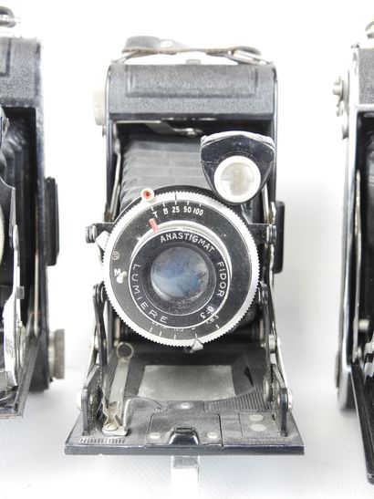 6 BLOW PHOTO CAMERAS including 2 KINAX II...