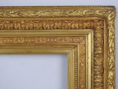 CADRE ANCIEN en bois et stuc doré à décor...