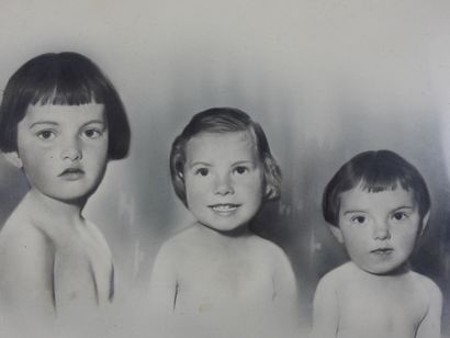 PHOTOGRAPHIE d'ENFANTS. 39 x 47,5 cm. Usures...