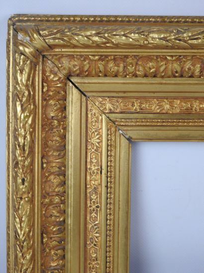 CADRE ANCIEN en bois et stuc doré à décor...