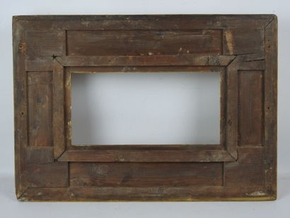 CADRE ANCIEN en bois et stuc doré à décor...