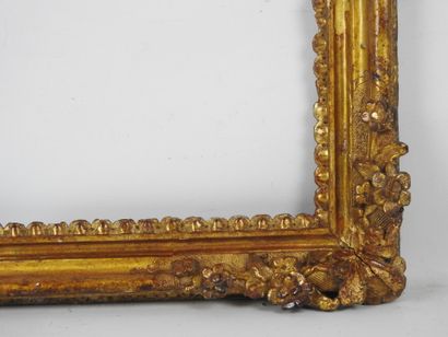 CADRE ANCIEN en bois et stuc doré à décor...