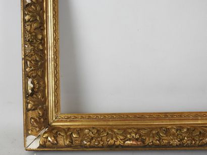 CADRE ANCIEN en bois et stuc doré à décor...